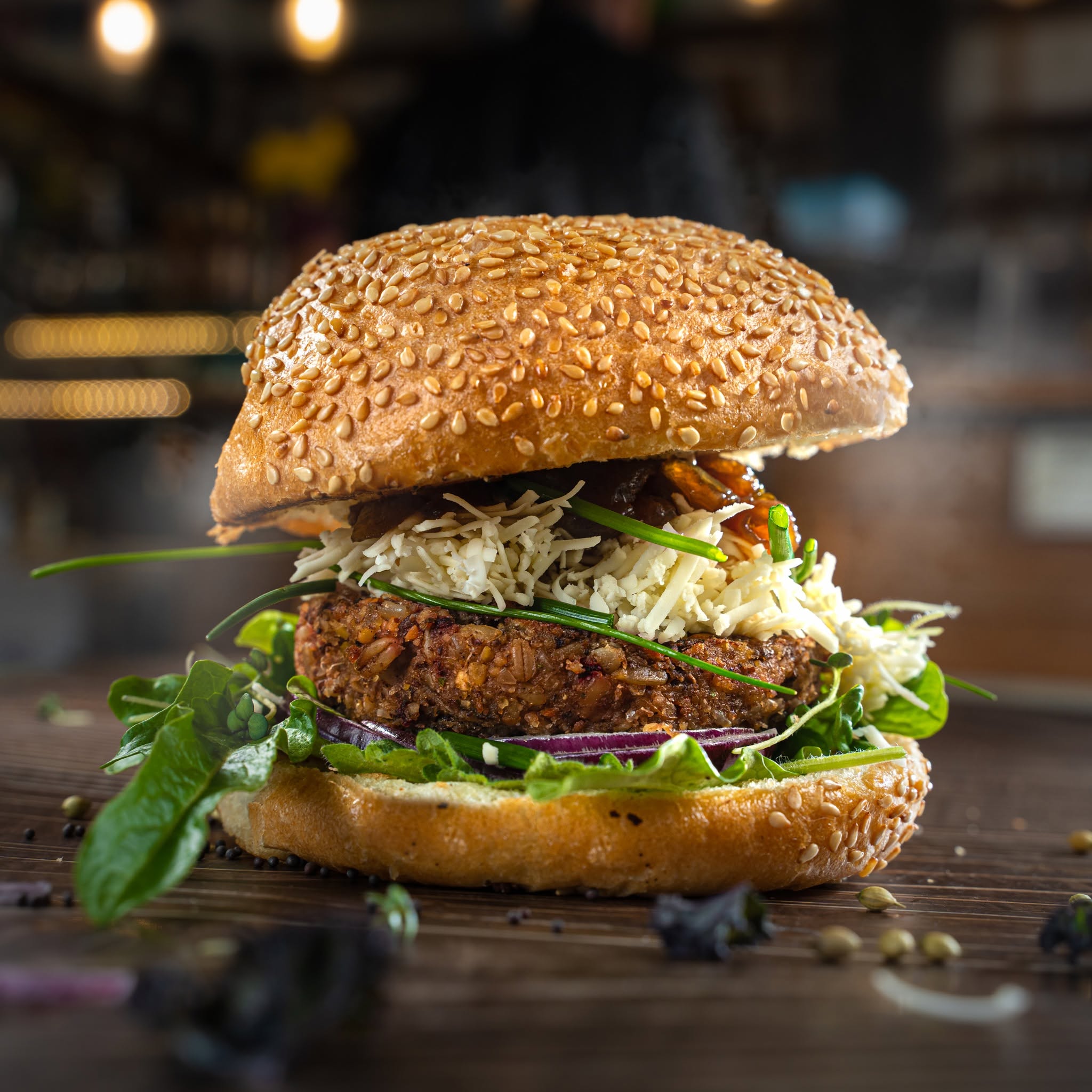 Salmorejo de cerezas (hideg cseresznyés paradicsomleves) & Wegaburger cékladzsemmel és friss salátával