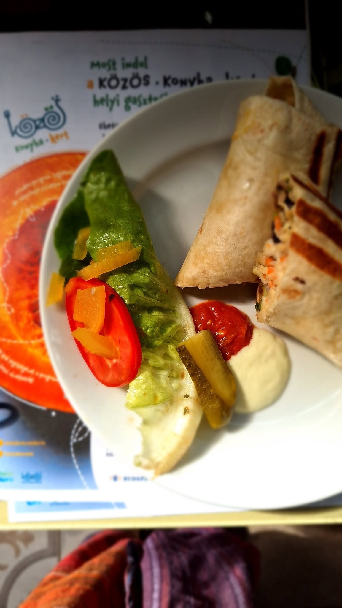 Péntek: Édesköményes-tormás hideg céklaleves & harisszás-hummuszos tortilla tekercs savanyúsággal